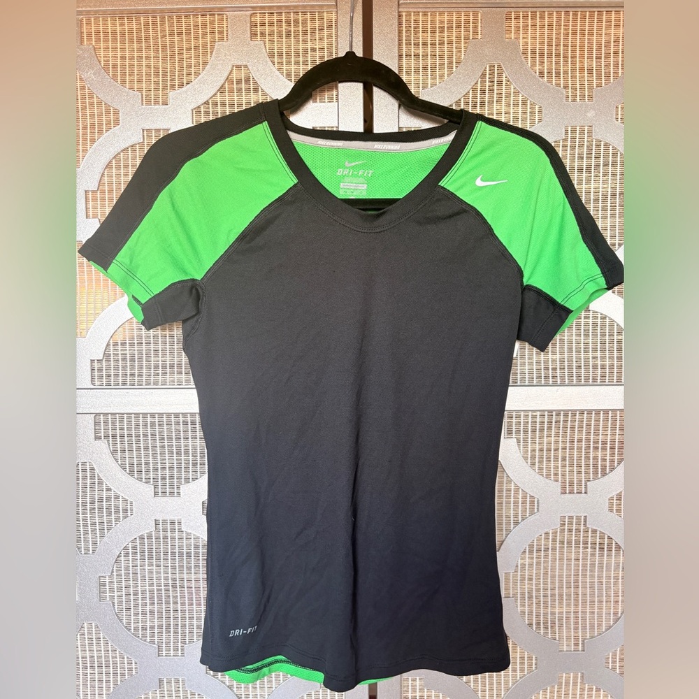 Nike Women's Black and Green Short Sleeve Tee